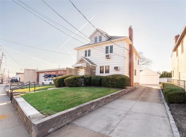 $1,000,000 | 50 South Long Beach Road, Rockville Centre, NY 11570