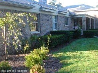 980 Sandhurst Road Bloomfield Hills, MI 48302 - Photo 2 of 18 View from the side