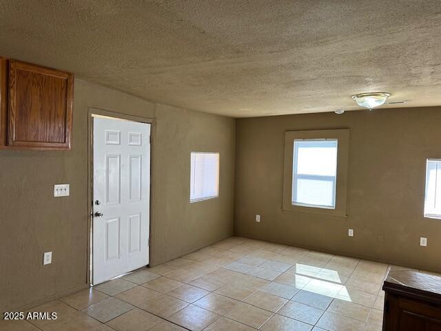 1000 East Garfield Street Phoenix, AZ 85006 - Photo 9 of 12 a view of an empty room with window and closet area