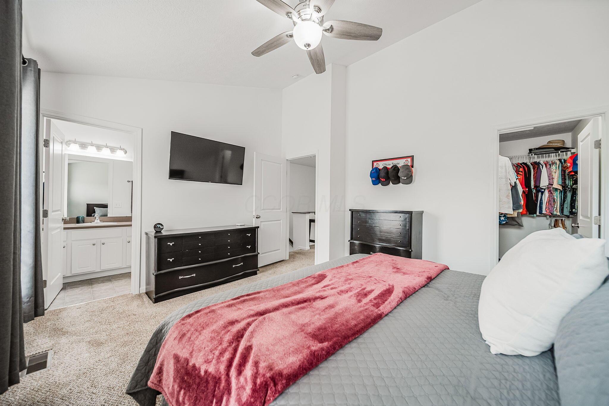 6186 Needletail Road, Unit 66 Columbus, OH 43230 - Photo 16 of 48 Bedroom #1 has vaulted ceilings, overhead lighting/fan, neutral decor, large walk-in closet, and generous en-suite bathroom!