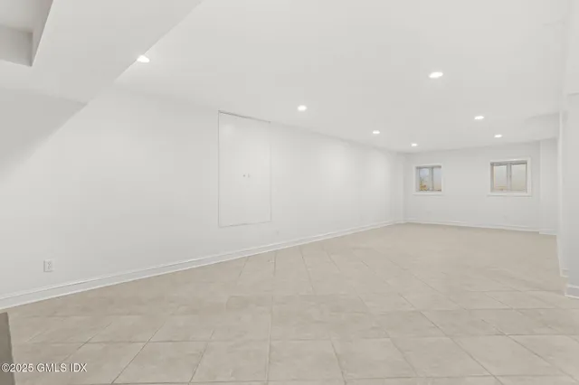 a view of a yard with plants