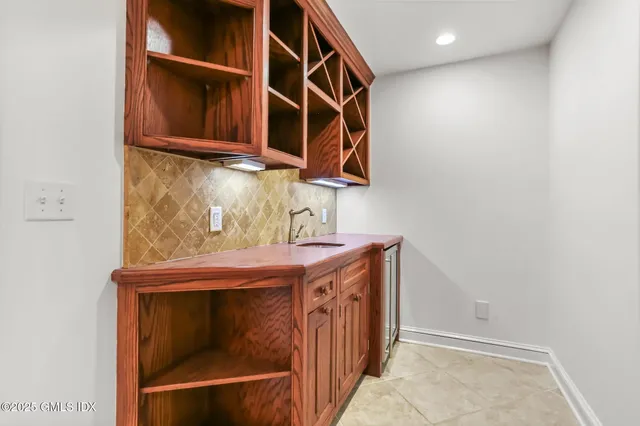 a view of a house with backyard and garden