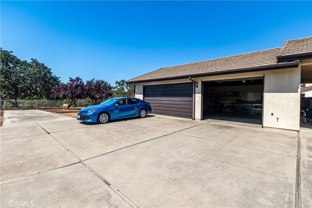1775 Southfork Place Paso Robles, CA 93446 - Photo 29 of 36 a car parked in front of garage