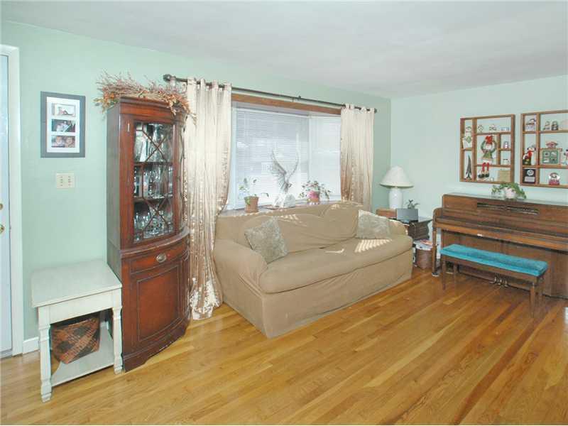 13 Riviera Road Plum, PA 15239 - Photo 6 of 15 Living Room.