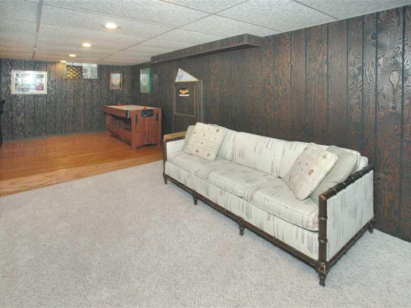 13 Riviera Road Plum, PA 15239 - Photo 8 of 15 Family Room.