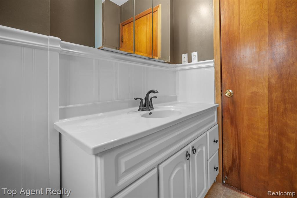 8057 Dale Center Line, MI 48015 - Photo 15 of 24