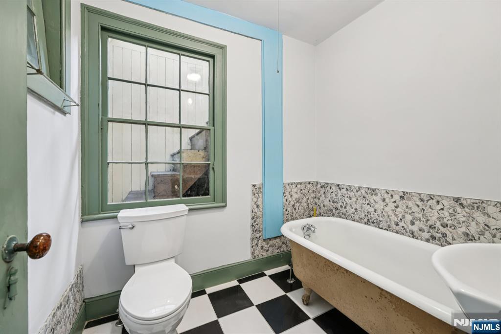 142 Island Road Mahwah, NJ 07430 - Photo 21 of 46 a bathroom with a toilet a sink and a bathtub
