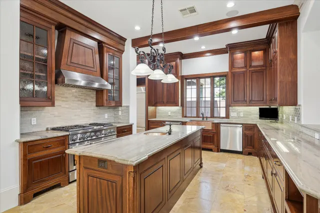 a kitchen that has a lot of cabinets in it