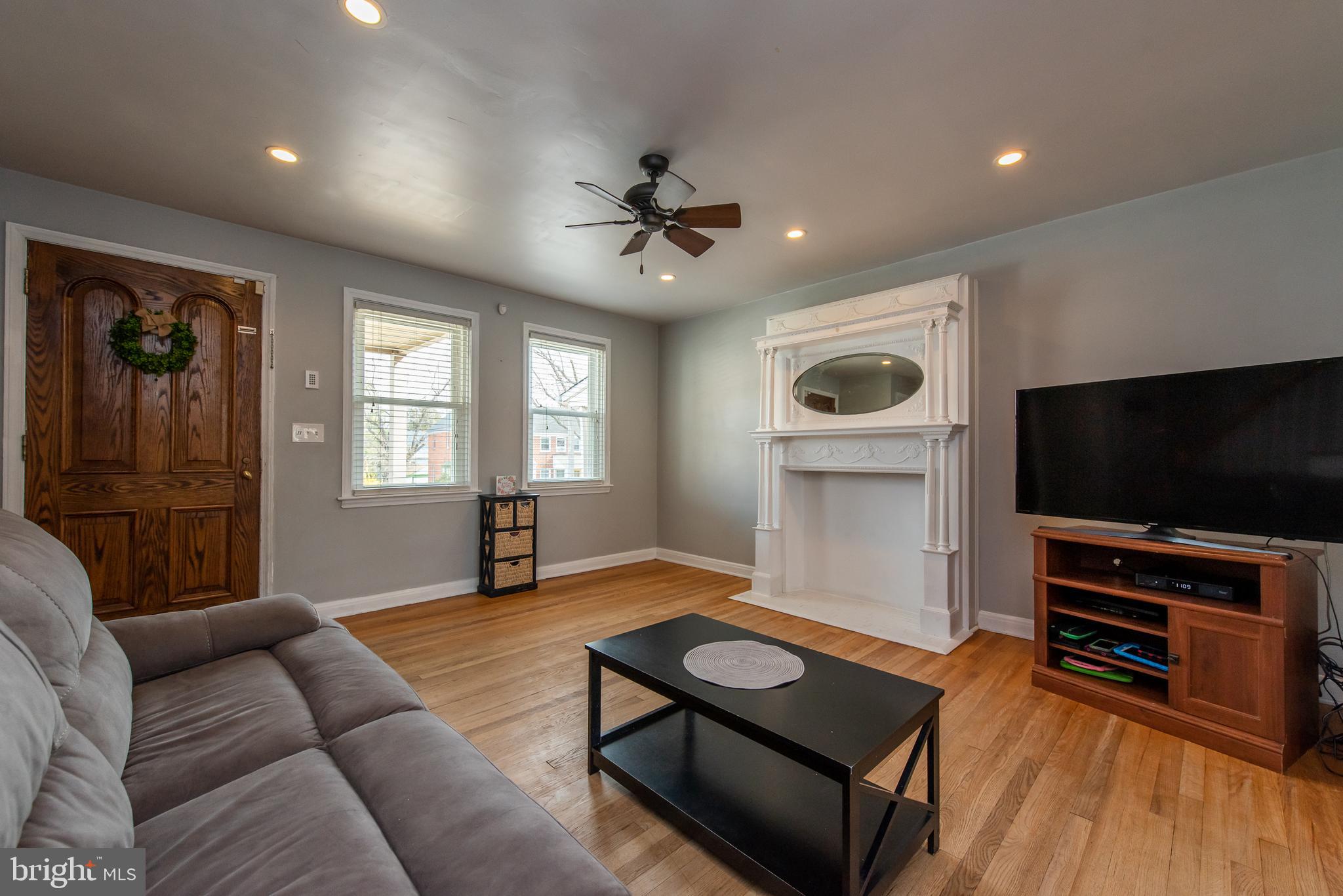 626 Braeside Road Baltimore, MD 21229 - Photo 2 of 34 Living Room