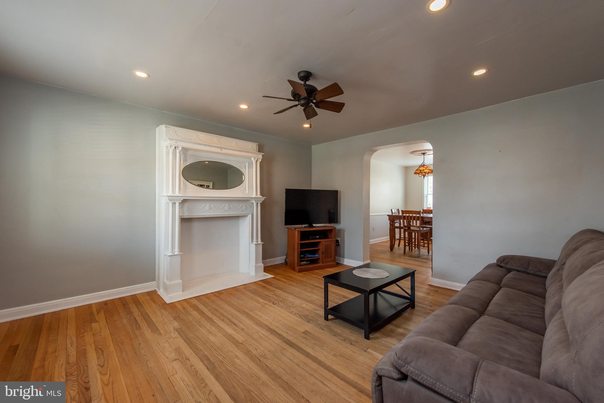 626 Braeside Road Baltimore, MD 21229 - Photo 3 of 34 Living Room
