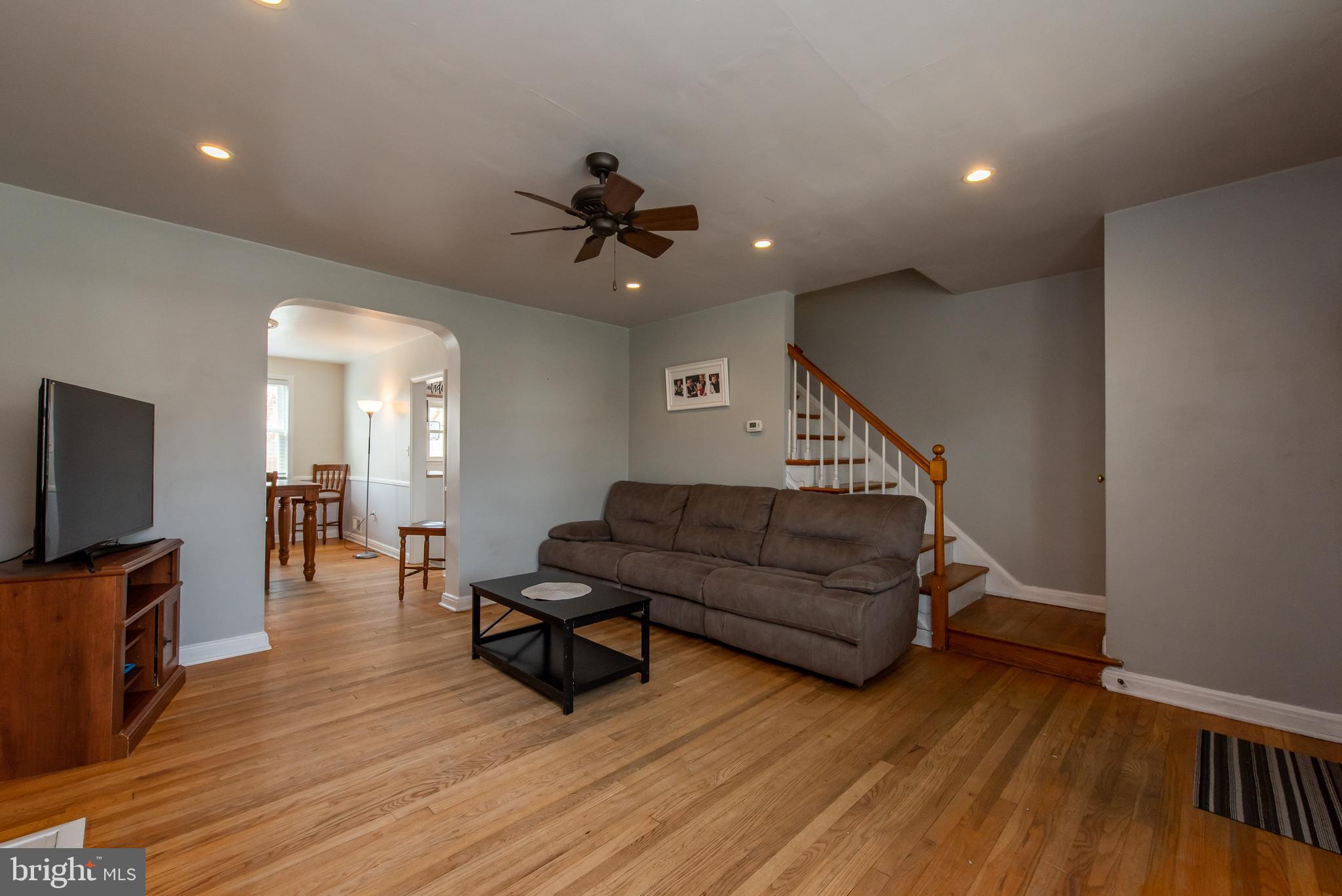 626 Braeside Road Baltimore, MD 21229 - Photo 5 of 34 Living Room