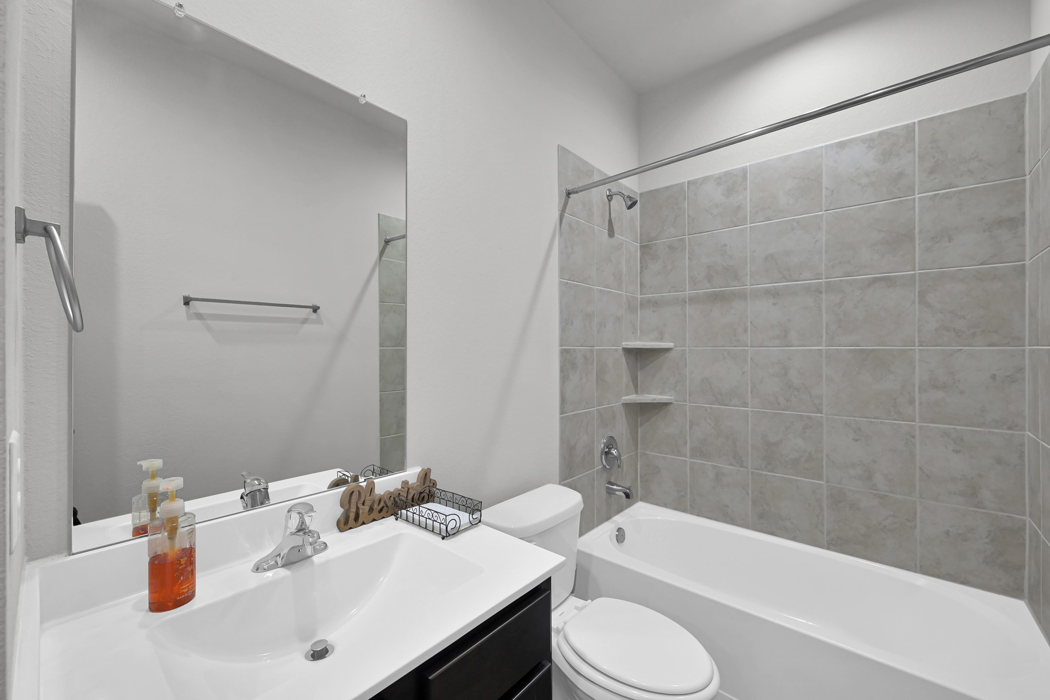 6302 Hendricks Harbor Conroe, TX 77304 - Photo 4 of 24 a bathroom with a sink toilet and bathtub