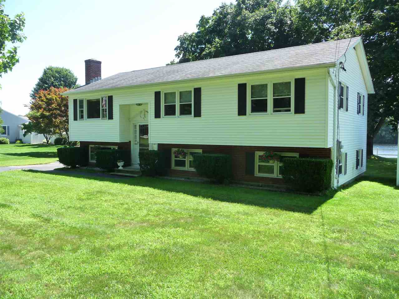 6 Goonan Road Hooksett, NH 03106 - Photo 4 of 31