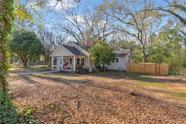 a view of a yard with a tree