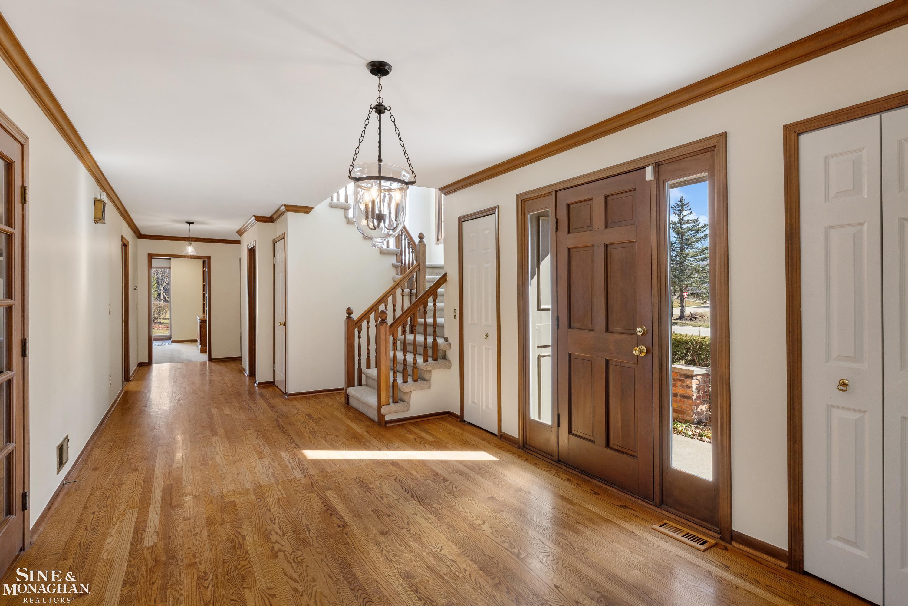 610 Deerfield Court Rochester, MI 48309 - Photo 2 of 55 50169343-cb253143-189b-4b65-8392-dcb4477bbc84.JPG