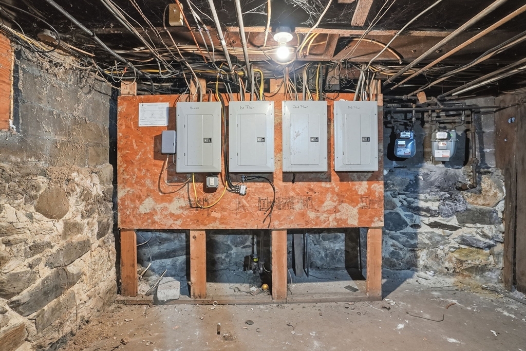 27 Carleton Avenue Haverhill, MA 01835 - Photo 32 of 37