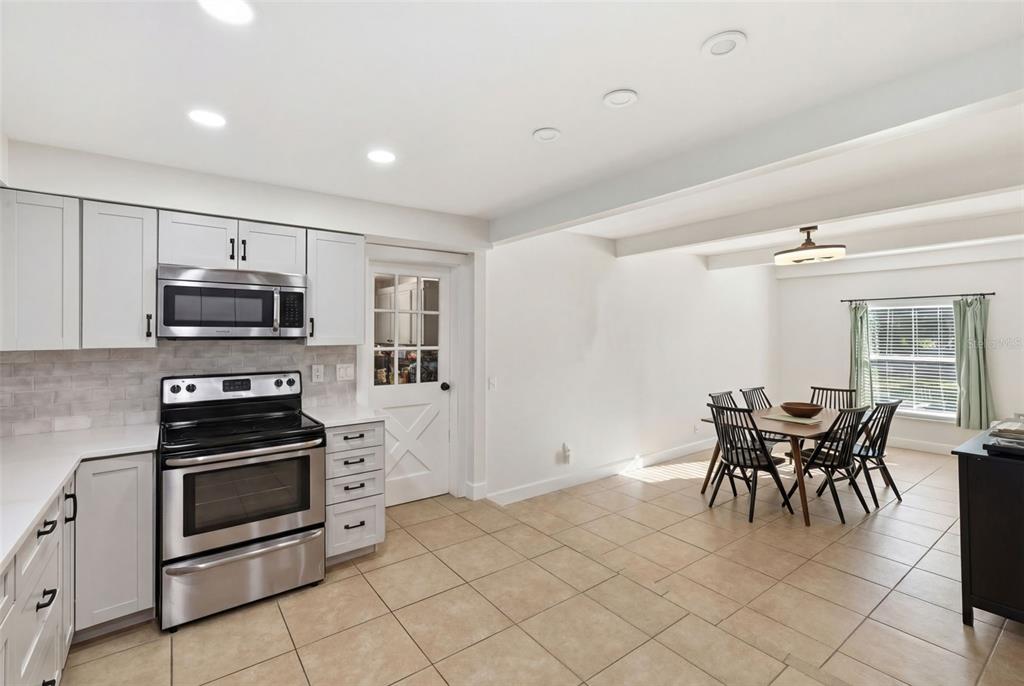 322 Fern Cliff Avenue Temple Terrace, FL 33617 - Photo 11 of 38