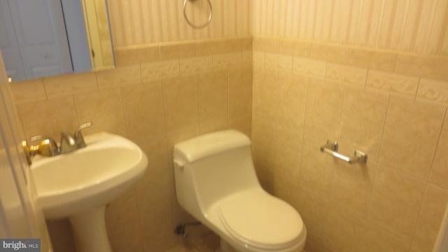 17511 Kohlhoss Road Poolesville, MD 20837 - Photo 6 of 18 a bathroom with a toilet and sink