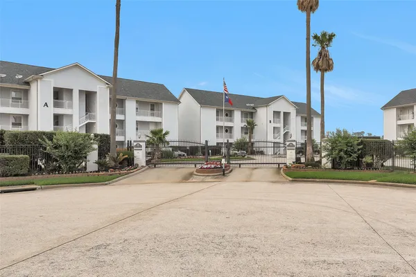 $299,999 | 168 Lake Point Boulevard, Conroe, TX 77356