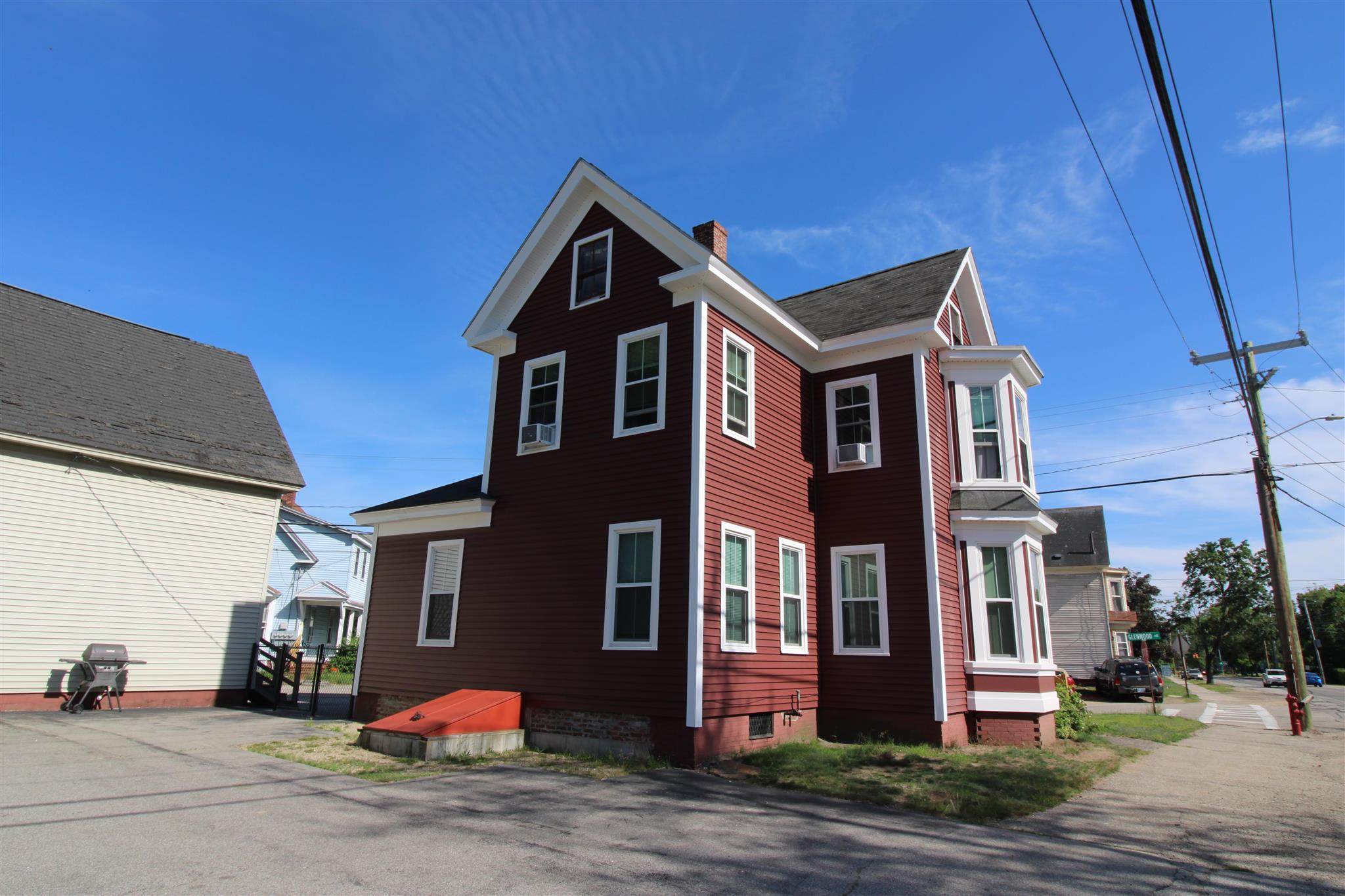 121 Wakefield Street Rochester, NH 03867 - Photo 2 of 31