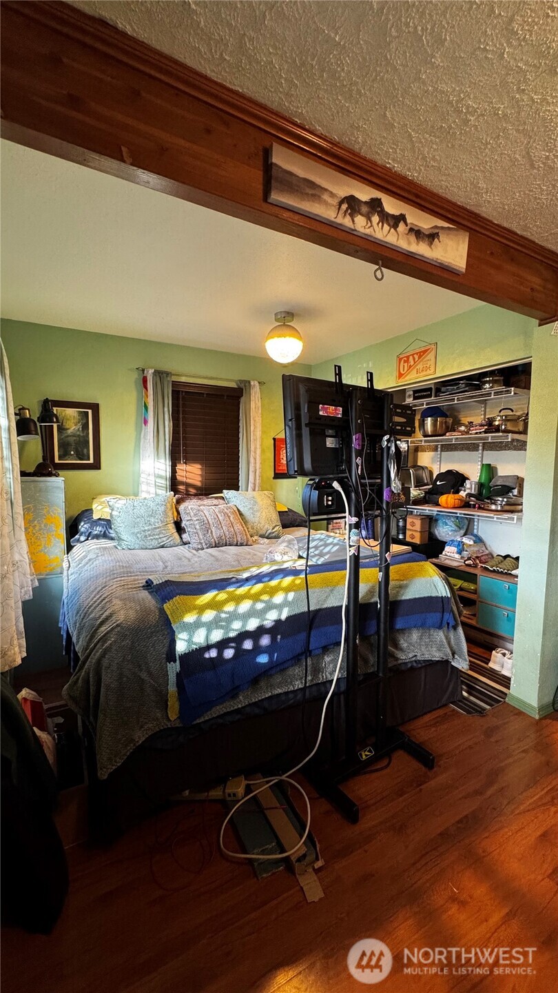 601 Hawthorne Street Walla Walla, WA 99362 - Photo 5 of 16 a bedroom with bed table and window