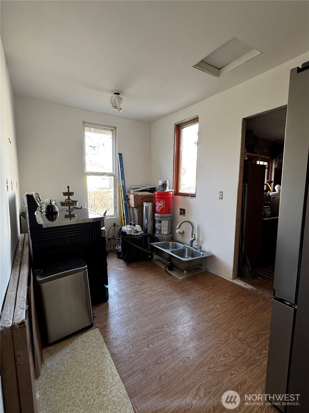 601 Hawthorne Street Walla Walla, WA 99362 - Photo 6 of 16 a room with furniture and a window