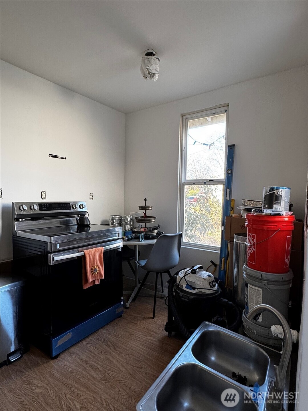 601 Hawthorne Street Walla Walla, WA 99362 - Photo 7 of 16 a room with furniture and musical instruments