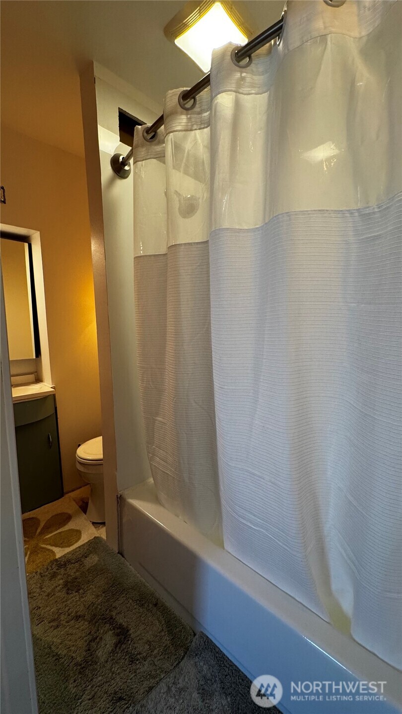 601 Hawthorne Street Walla Walla, WA 99362 - Photo 8 of 16 a bathroom with a shower and a toilet