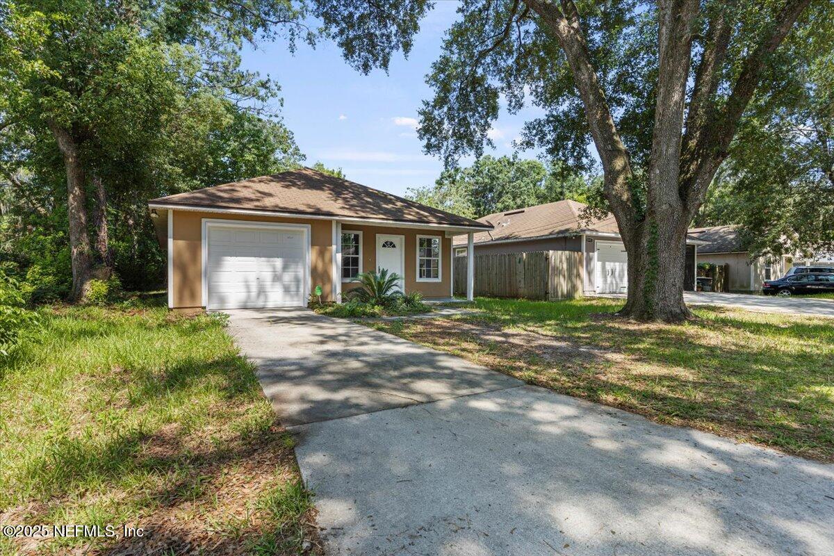 4527 Clairmont Road Jacksonville, FL 32207 - Photo 3 of 40 a front view of a house with garden