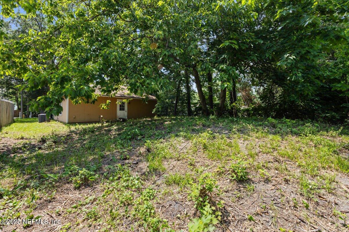 4527 Clairmont Road Jacksonville, FL 32207 - Photo 36 of 40 a backyard of a house with lots of green space