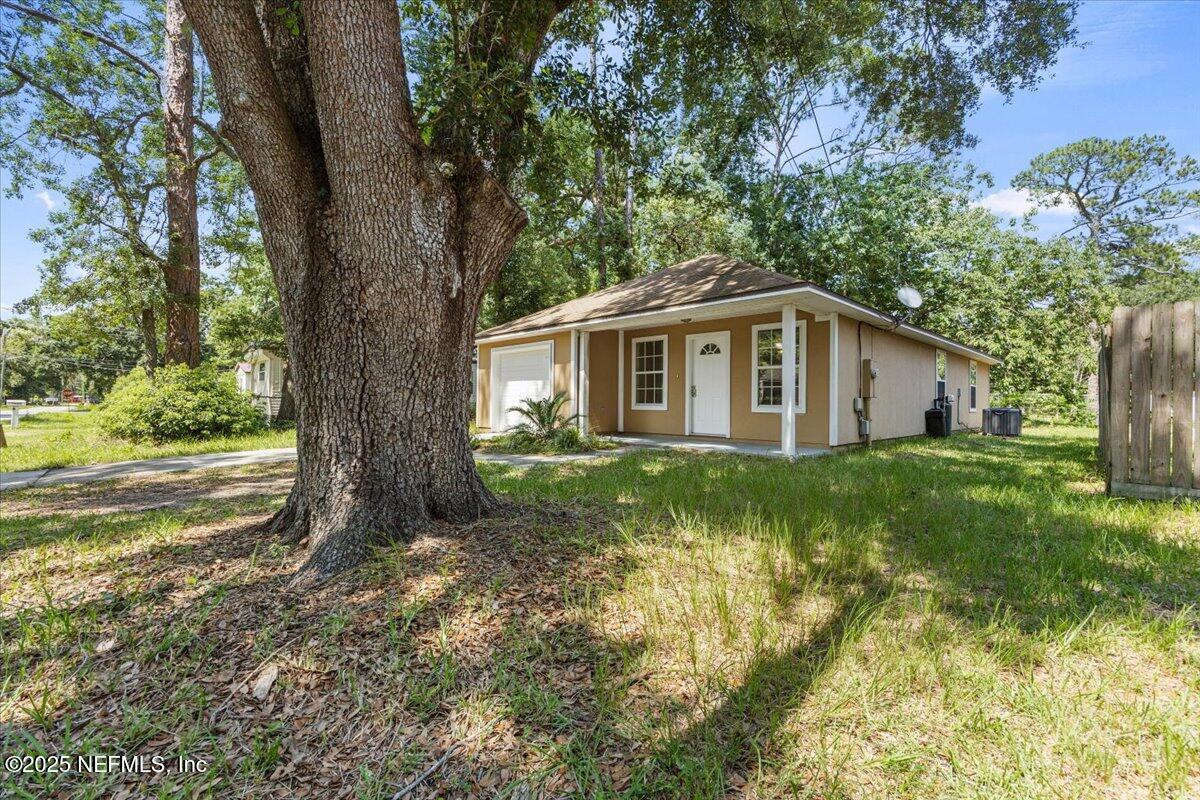 4527 Clairmont Road Jacksonville, FL 32207 - Photo 4 of 40 a view of house with backyard and garden