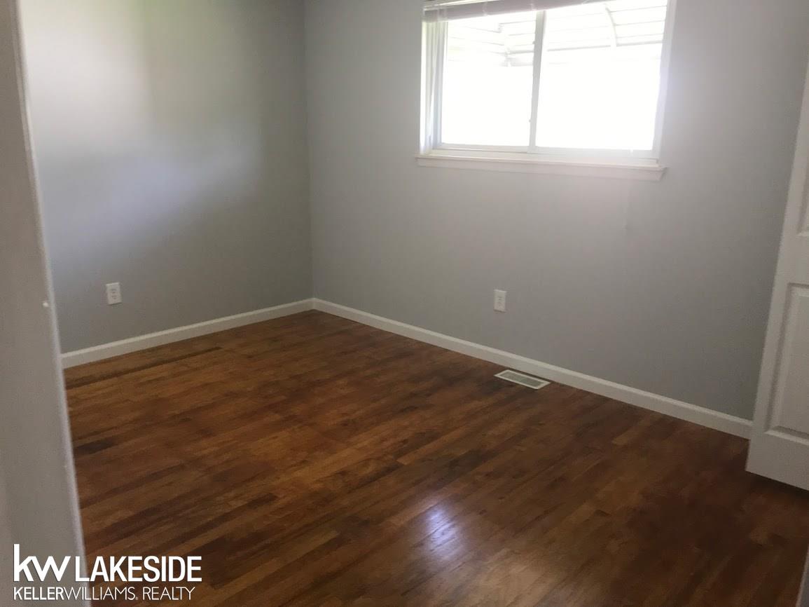 32335 Ruehle Avenue Warren, MI 48093 - Photo 10 of 24 31349460-9.JPG