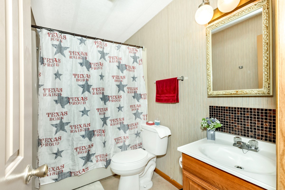 272 Jones Road Taft, TN 38488 - Photo 19 of 40 a bathroom with a sink toilet and shower