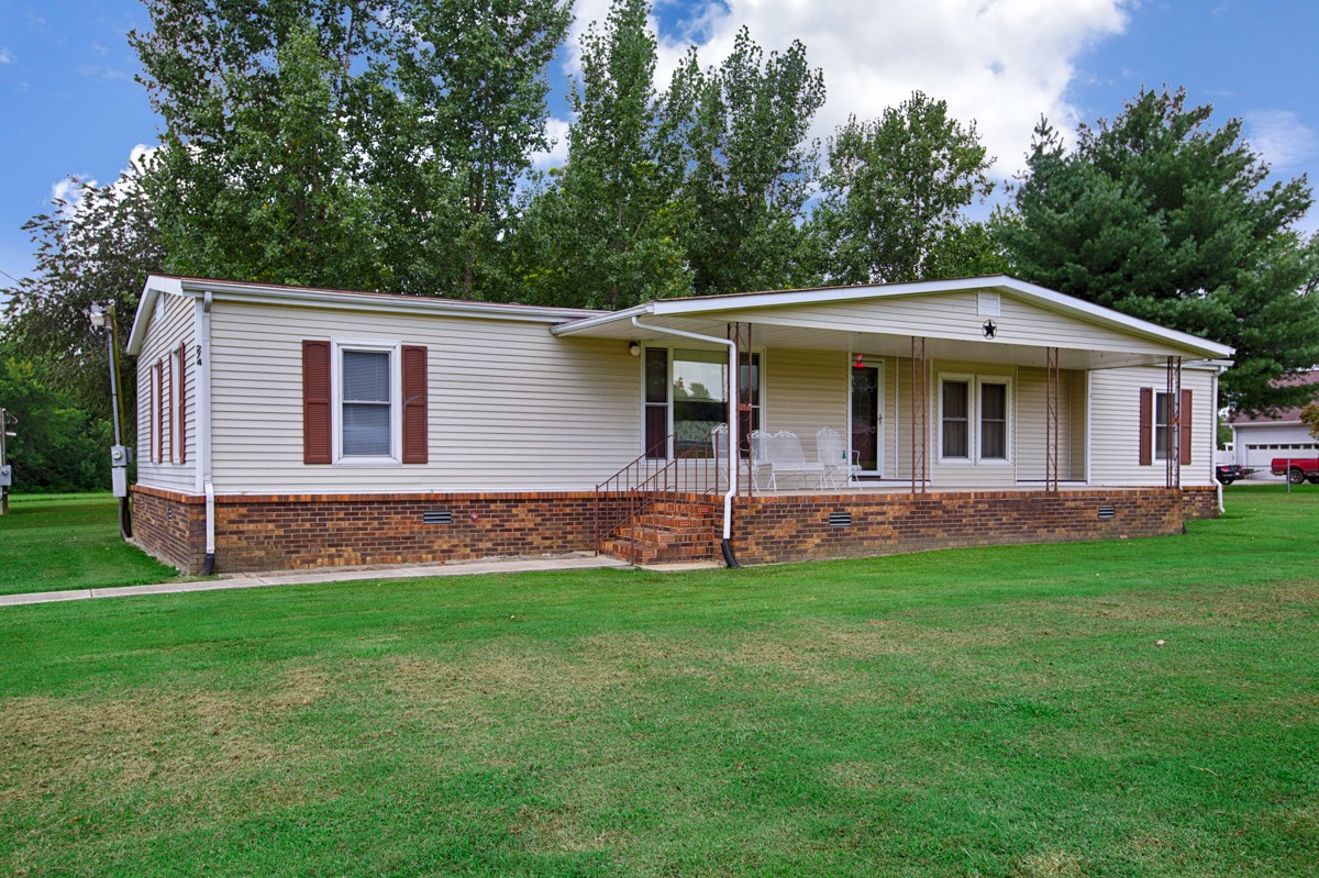 272 Jones Road Taft, TN 38488 - Photo 2 of 40 a front view of a house with a garden