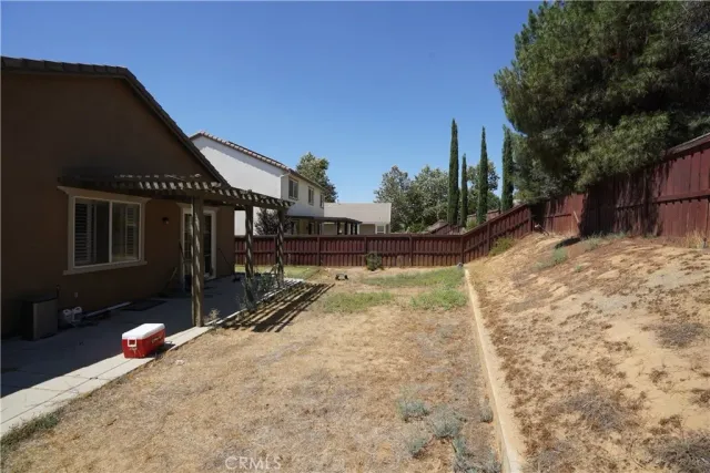 a view of back yard of the house