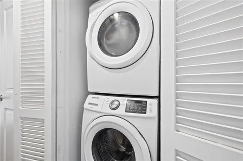 a close up view of a washer and dryer