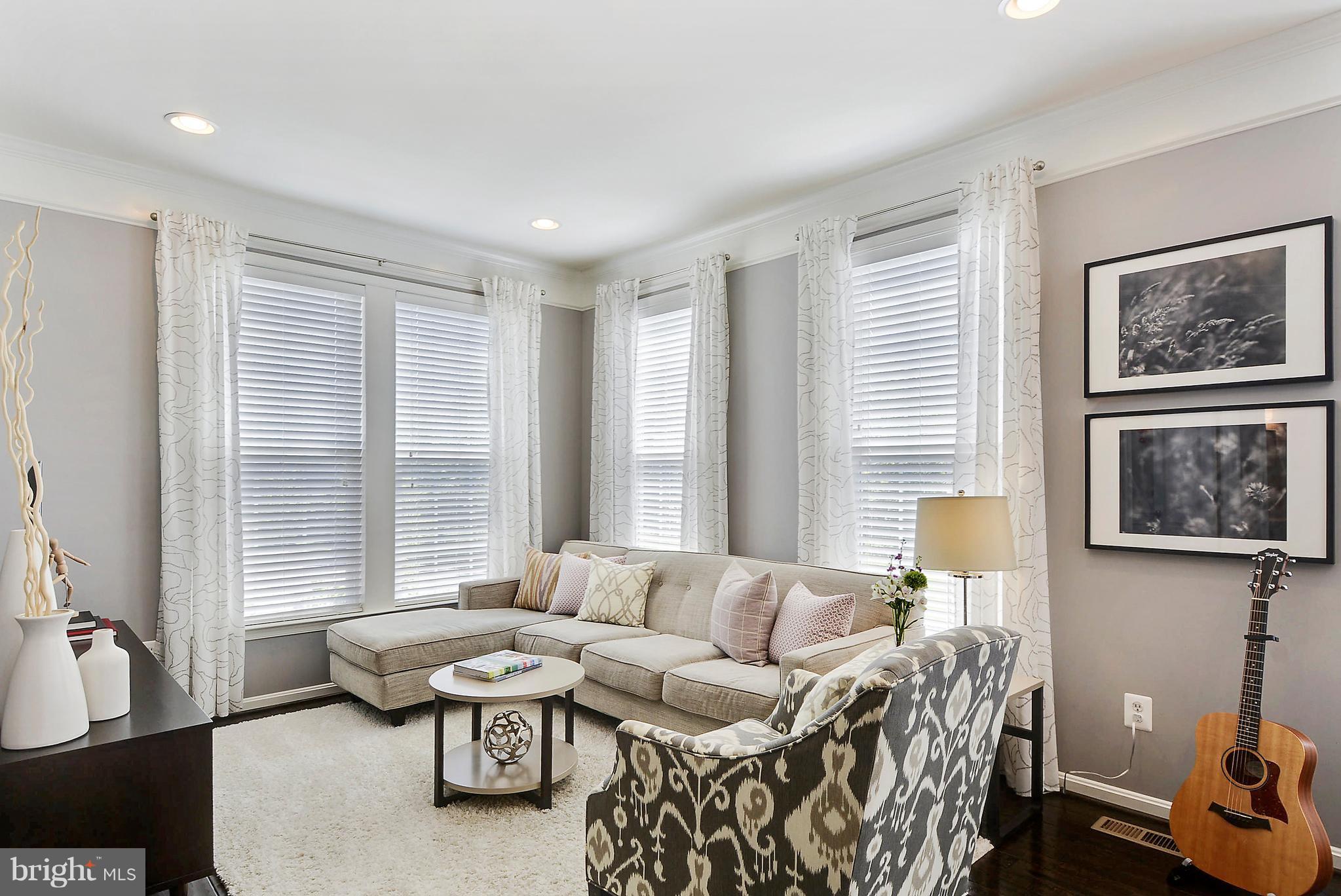 22652 Gray Falcon Square Ashburn, VA 20148 - Photo 12 of 28 Living Room