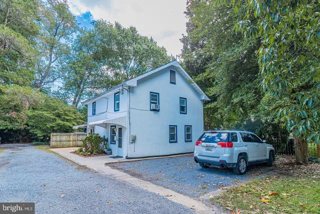 a car parked in front of white house