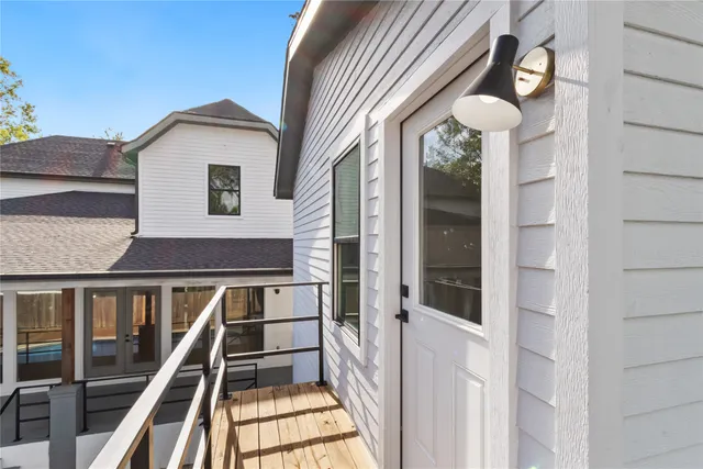a view of entryway with a front door