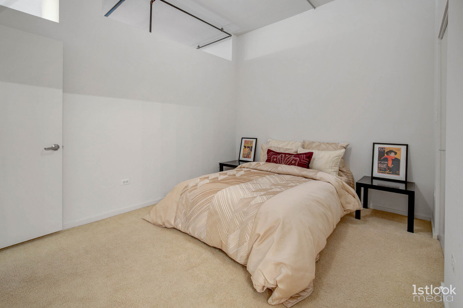 520 South State Street, Unit 1103 Chicago, IL 60605 - Photo 25 of 43 a bedroom with a bed and a chair