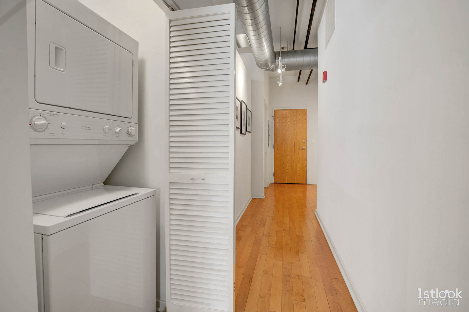 520 South State Street, Unit 1103 Chicago, IL 60605 - Photo 28 of 43 a view of a hallway with wooden floor