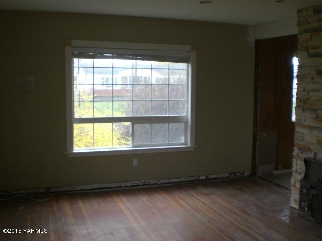 2906 Wiley Road Yakima, WA 98903 - Photo 18 of 27 an empty room with wooden floor and windows