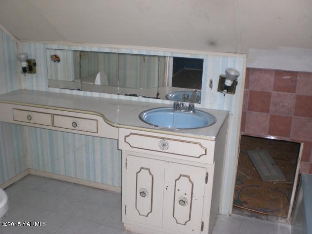 2906 Wiley Road Yakima, WA 98903 - Photo 19 of 27 a bathroom with a sink and a mirror
