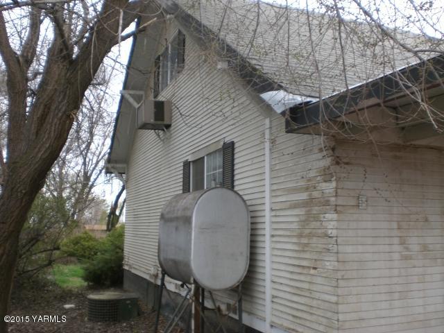 2906 Wiley Road Yakima, WA 98903 - Photo 20 of 27 a backyard of a house with table and chairs