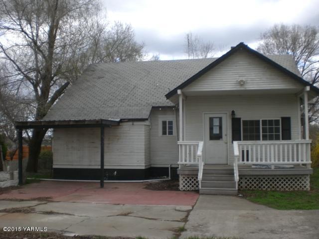 2906 Wiley Road Yakima, WA 98903 - Photo 3 of 27 a view of a house with a yard
