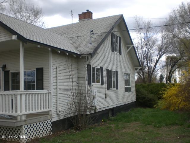 2906 Wiley Road Yakima, WA 98903 - Photo 21 of 27 a front view of a house with a yard