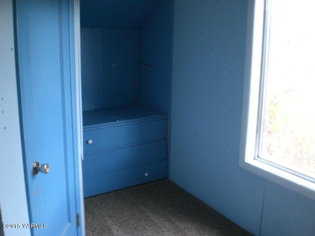2906 Wiley Road Yakima, WA 98903 - Photo 24 of 27 an empty room with a window
