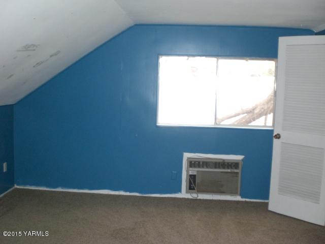 2906 Wiley Road Yakima, WA 98903 - Photo 25 of 27 a view of an empty room and window