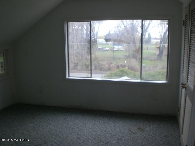 2906 Wiley Road Yakima, WA 98903 - Photo 26 of 27 a view of an empty room with a window