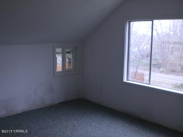 2906 Wiley Road Yakima, WA 98903 - Photo 27 of 27 a view of an empty room with a window